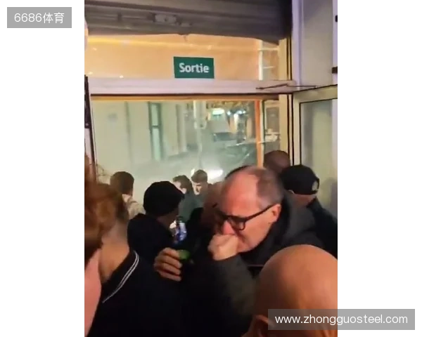 邮报:纽卡球迷在法国遇袭,被马赛球迷投掷催泪瓦斯